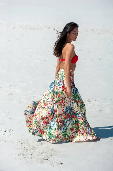 美しい若い女性がビーチでドレスを着て — ストック写真