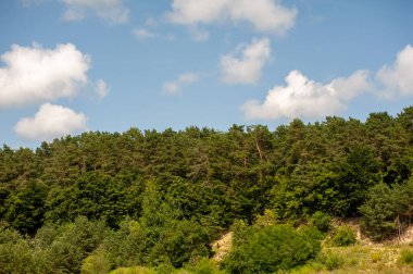 Dağ ve mavi gökyüzü olan güzel bir manzara.