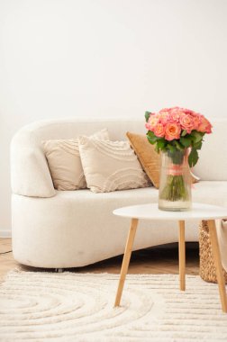 Beyaz arka planda güzel bir çiçek buketi