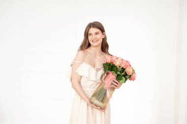 Güzel genç kadın beyaz zemin üzerine lale buketi ile