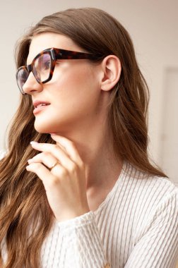 Beyaz gömlekli ve güneş gözlüklü güzel bir kadının portresi..