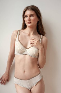 İç çamaşırlı seksi kadın. 