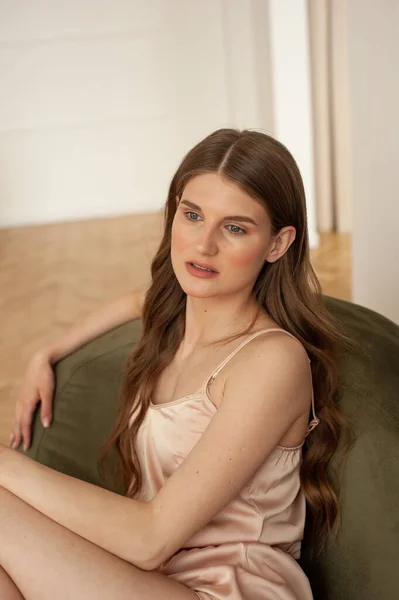 Retrato Una Hermosa Joven Con Una Camisa Blanca Vestido Rosa —  Fotos de Stock
