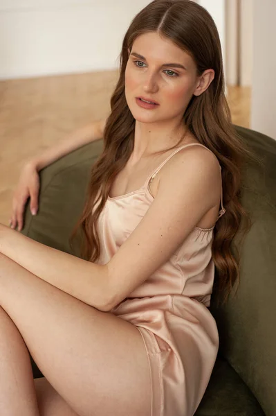 Jovem Mulher Vestido Rosa Sentado Sofá — Fotografia de Stock