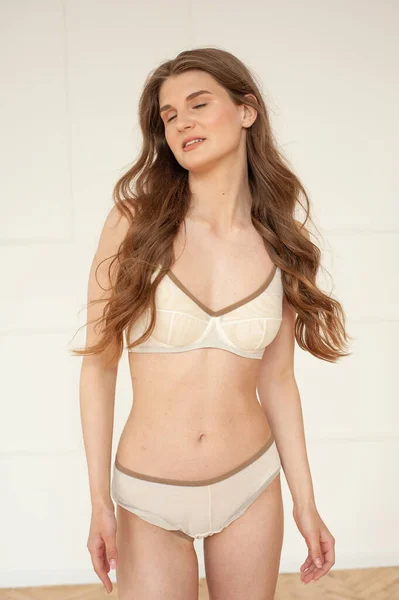 Bela Sensual Jovem Mulher Lingerie Posando Fundo Branco Beleza Moda — Fotografia de Stock