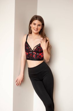 İç çamaşırlı genç kızın portresi 