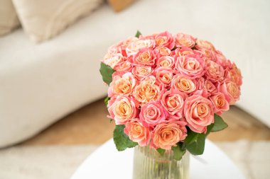 Masada güzel gül buketi