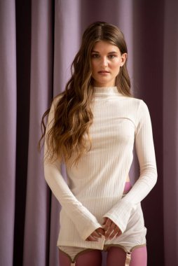 Pembe kazaklı ve siyah etekli güzel esmer kadın.