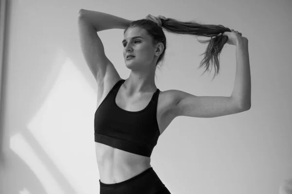 Ung Kvinna Sportkläder Gör Övningar Rummet — Stockfoto
