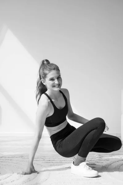 Vacker Flicka Gör Yoga Hemma — Stockfoto