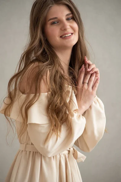 Krásná Mladá Usmívající Žena Portrét Vlnitými Vlasy Oblečený Béžové Šaty — Stock fotografie