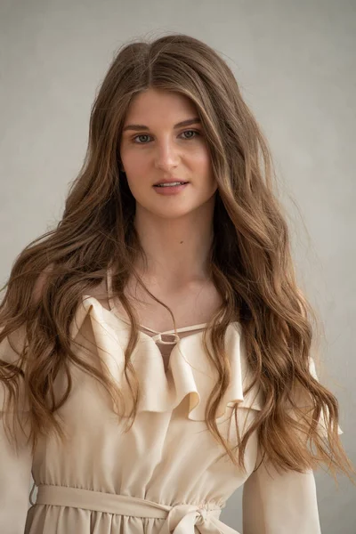 Güzel Genç Gülümseyen Bir Kadın Portresi Dalgalı Saçlı Kısımda Bej — Stok fotoğraf