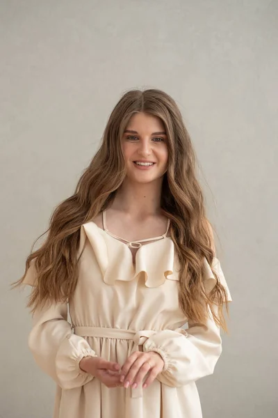 Krásná Mladá Usmívající Žena Portrét Vlnitými Vlasy Oblečený Béžové Šaty — Stock fotografie