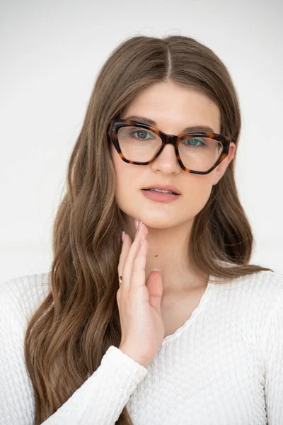 Retrato Mulher Jovem Bonita Usando Óculos Para Melhorar Sua Visão — Fotografia de Stock