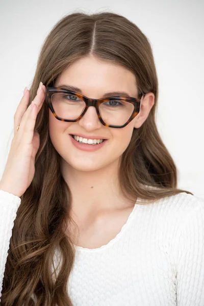 Mooi Portret Van Een Jonge Vrouw Met Een Bril Haar — Stockfoto