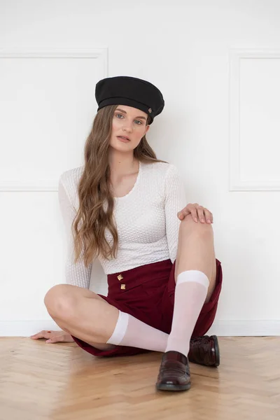 Beautiful Young Girl Dressed Classic Shorts White Sweatshirt Beret Her — Stock Photo, Image