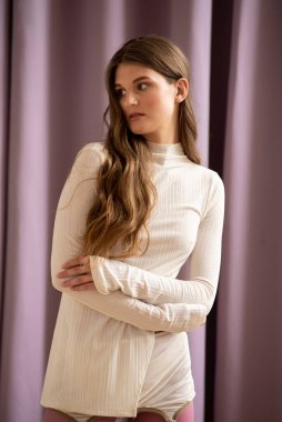 Beyaz kazaklı genç kadın