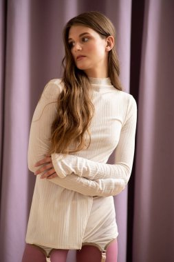 Kazaklı genç ve güzel bir kadın.