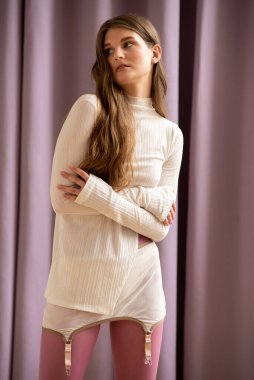 Stüdyoda çıplak poz veren güzel bir kadın. 