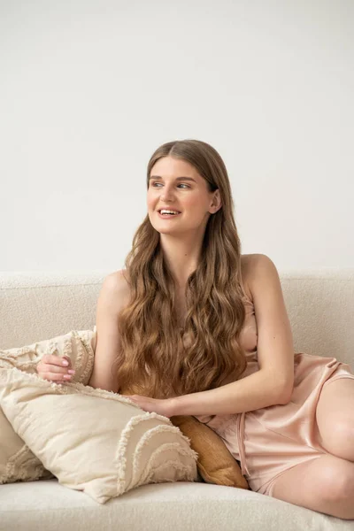 Sebevědomá Krásná Mladá Žena Pózuje Bílém Pozadí Doma Pohodlném Spodním — Stock fotografie