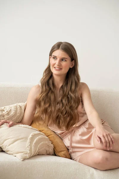 Zelfverzekerde Mooie Jonge Vrouw Poseren Witte Achtergrond Thuis Comfortabele Ondergoed — Stockfoto