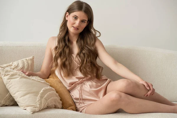 Zelfverzekerde Mooie Jonge Vrouw Poseren Witte Achtergrond Thuis Comfortabele Ondergoed — Stockfoto