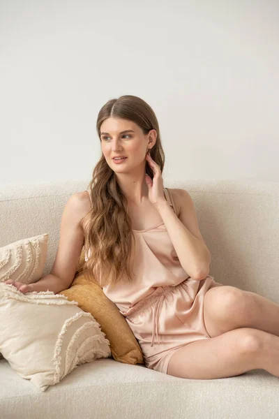Sebevědomá Krásná Mladá Žena Pózuje Bílém Pozadí Doma Pohodlném Spodním — Stock fotografie