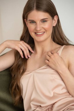 Beyaz gömlekli güzel bir kadın.