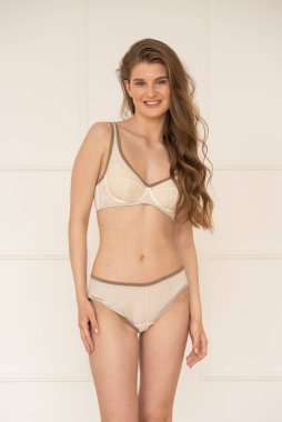 Beyaz iç çamaşırlı güzel bir kadın.