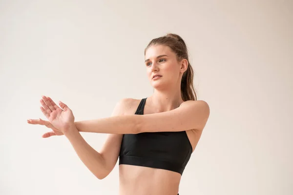Ung Vacker Kvinna Sportkläder Gör Yoga Övningar Vit Bakgrund — Stockfoto