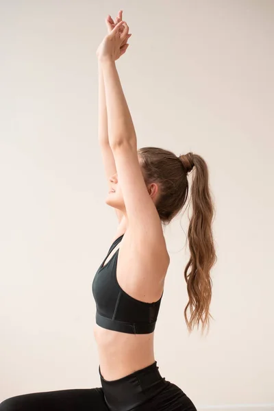 Молодая Красивая Женщина Делает Упражнения Йоги Белом Фоне — стоковое фото