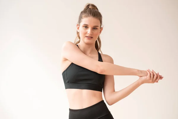 Ung Vacker Kvinna Sportkläder Gör Stretching Övningar Vit Bakgrund — Stockfoto