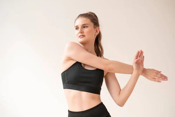 Ung Vacker Kvinna Gör Yoga Övningar Vit Bakgrund — Stockfoto
