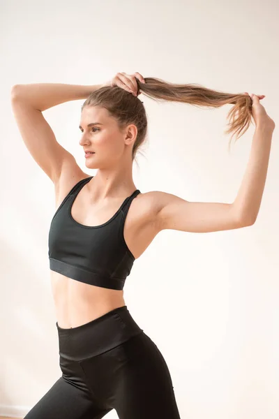 Ung Vacker Kvinna Gör Stretching Övningar Vit Bakgrund — Stockfoto