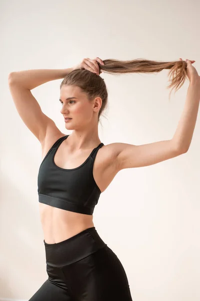 Joven Hermosa Mujer Ropa Deportiva Haciendo Ejercicios Yoga Sobre Fondo —  Fotos de Stock