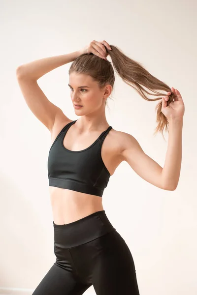 Młoda Piękna Kobieta Odzieży Sportowej Robi Ćwiczenia Rozciągające Białym Tle — Zdjęcie stockowe