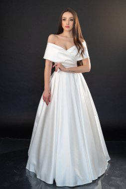 Beyaz gelinlik içinde güzel, genç, esmer gelin.. 