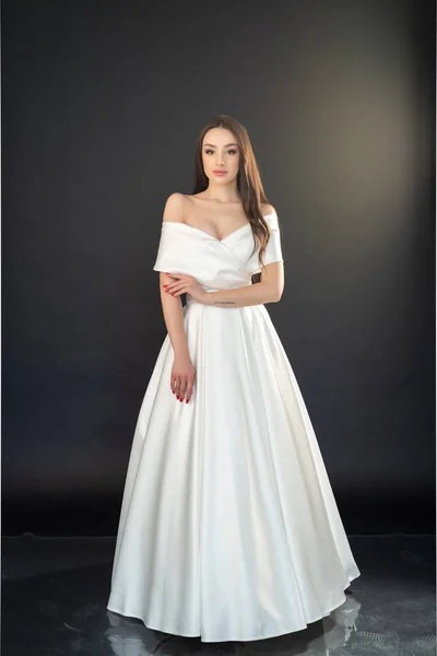 Mode Modell Weißen Kleid Auf Grauem Hintergrund — Stockfoto