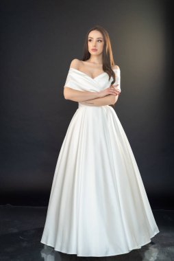 Açık gri arka planda beyaz elbiseli güzel bir kadın. 