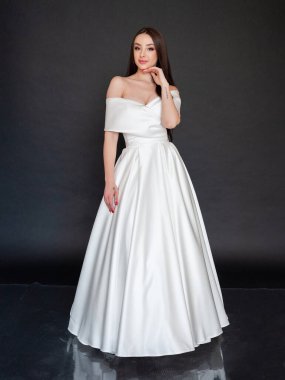 Gelinlik içinde poz veren güzel bir gelin. 