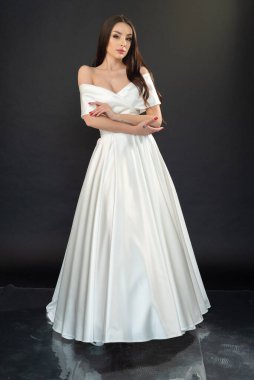 Açık arkaplanda gelinlik giymiş genç bir gelinin portresi, gelinlik giymiş güzel bir esmer. 