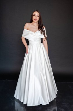 Gelinlik giymiş güzel esmer kadın. 