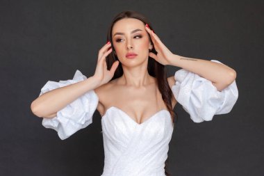 Moda stüdyosunda makyajlı güzel bir gelinin portresi. 