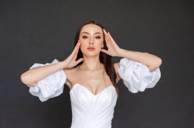 Beyaz elbiseli güzel gelin 