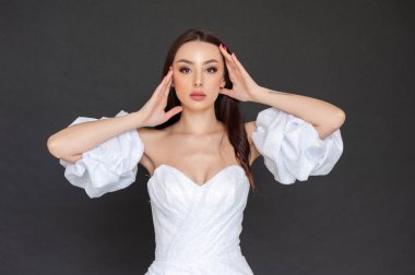 Studio beyaz arka plan üzerinde poz genç güzel kadın 