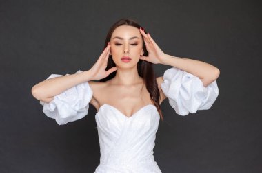 Düğün makyajı ve saç stiliyle güzel bir gelinin portresi. 