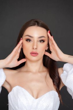 Temiz tenli ve kusursuz ciltli güzel bir genç kadının portresi. 