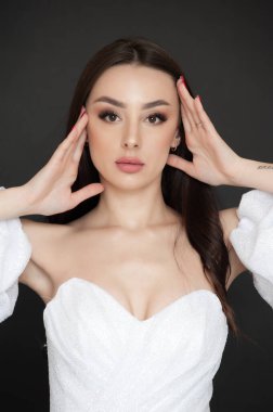 Temiz ciltli, sağlıklı yüzlü güzel genç bir kadın. Kozmetik, yüz bakımı, güzellik ve sağlıklı cilt. 