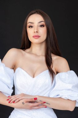 Stüdyoda poz veren güzel, genç esmer kadın. 