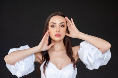 Açık mavi arka planda güzel bir kızın portresi 